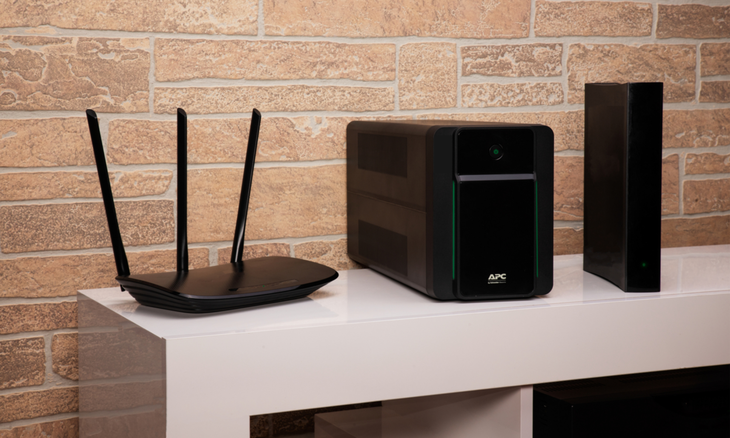 APC BX1200MI-GR sistema de alimentación ininterrumpida (UPS) Línea interactiva 1,2 kVA 650 W 4 salidas AC - Imagen 3